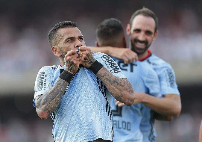 O jogo terminou em 1 a 0, graças ao gol de Daniel Alves, ainda no primeiro tempo. Após uma apresentação histórica, o camisa 10 dava sinais de que ali começaria uma grande história com o Tricolor.