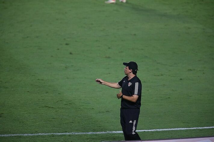 Saída de Fernando Diniz - No dia 1º de fevereiro, o treinador Fernando Diniz foi demitido do São Paulo. Daniel Alves, um dos grandes defensores do técnico, também passou a ser alvo da torcida, que pediu sua saída devido ao rendimento abaixo do esperado.