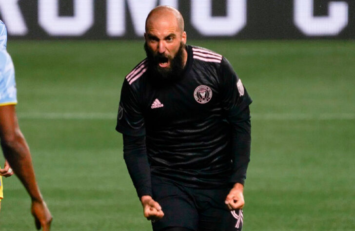 ESQUENTOU - Personagem conhecido do mundo da bola, o atacante Gonzalo Higuaín, atualmente no Inter Miami, da MLS, pode colocar um ponto final em sua carreira. Diante de todas essas questões, Gonzalo Higuaín começa a planejar o seu futuro e, de acordo com o canal TyC Sports, o término da carreira não está descartado.