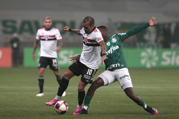 Lesão no joelho - Na primeira partida da final do Campeonato Paulista, Daniel Alves sofreu lesão no joelho e desfalcou a equipe durante um período de um mês. 