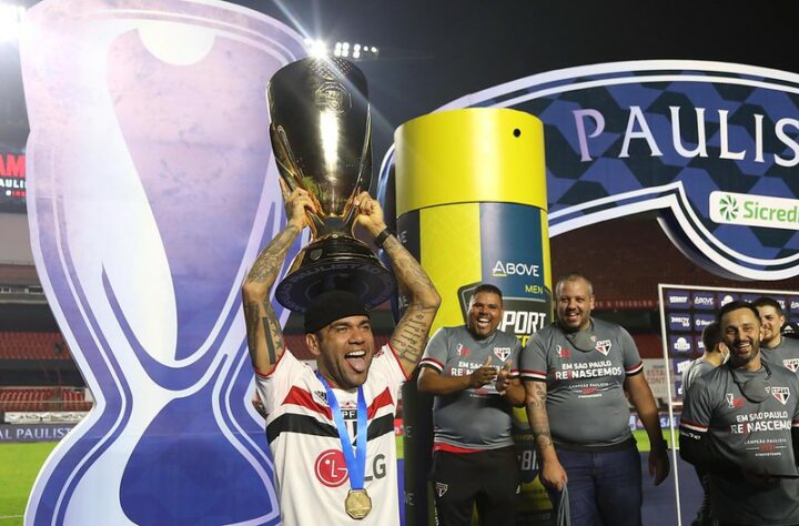 Conquista do Paulistão - Mesmo sem Daniel Alves na final, o São Paulo venceu o Palmeiras e se sagrou campeão do Paulistão de 2021, saindo de uma seca de títulos de mais de oito anos. Daniel Alves foi um dos principais nomes da conquista, sendo eleito o melhor lateral direito do torneio.