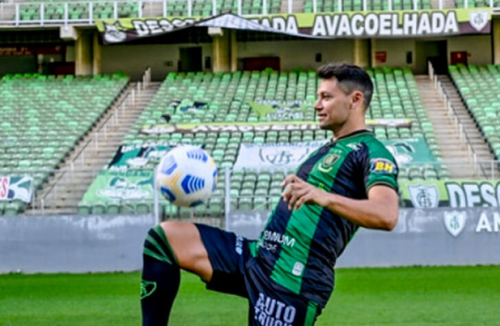 ESQUENTOU - Sem clube desde a saída do América-MG, o atacante Mauro Zárate trabalha para encontrar um novo time no futebol argentino. Sem ficar no hall de Boca Juniors e River Plate, o atleta está na mira do San Lorenzo, Racing e Talleres.