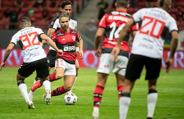 Flamengo 5x1 Olímpia (PAR) - Volta das quartas de final da Libertadores, no Mané Garrincha: nova goleada, com mais dois gols de Gabi, um de Bruno Henrique, um de Arão e um contra, e vaga na semifinal.