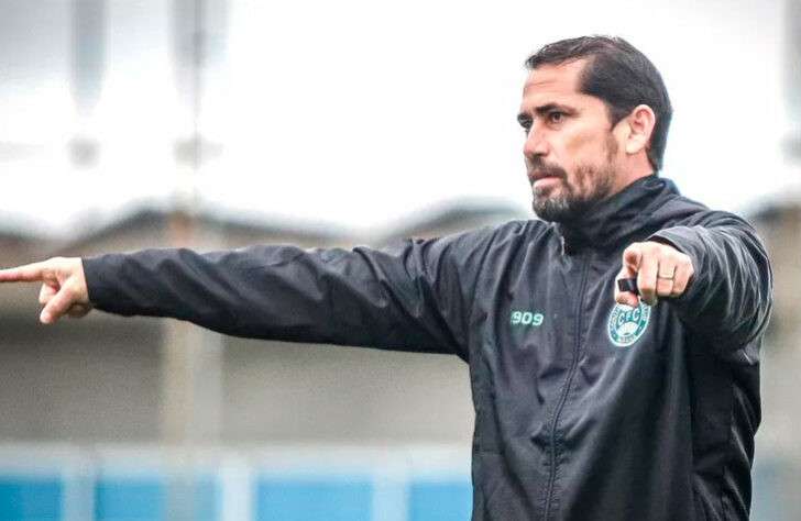 ESQUENTOU - Contratado para dirigir o Coritiba na reta final da última temporada, o técnico Gustavo Morínigo foi peça importante na reconstrução do Coxa. Apesar de alcançar a sua meta, Gustavo Morínigo ainda não sabe se permanece no Couto Pereira. Após o duelo contra o CSA, ele deixou em aberto a permanência.  O seu contrato encerra em dezembro, e o comandante promete avaliar com carinho os próximos passos da sua carreira.