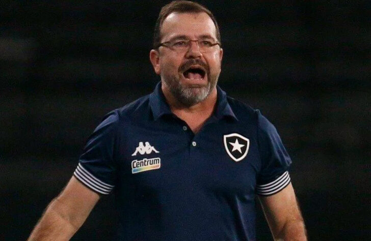 FECHADO! - O Botafogo confirmou que o técnico Enderson Moreira e a comissão técnica continuarão no clube em 2022. A informação foi confirmada na nota que o próprio Glorioso soltou na tarde desta quinta-feira (30) sobre a pré-temporada. Nela, há uma parte escrita que o técnico se reapresenta no dia 3, a primeira segunda-feira do próximo ano, junto dos jogadores.