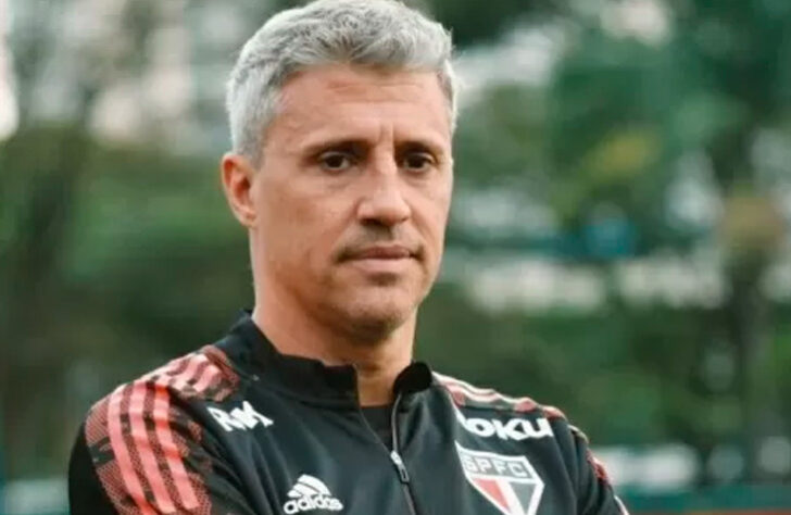 FECHADO - Hernán Crespo continua no comando do São Paulo. O diretor de futebol do clube, Carlos Belmonte, rechaçou uma possível saída do treinador após a eliminação na Copa do Brasil para o Fortaleza, em derrota por 3 a 1, no Castelão.