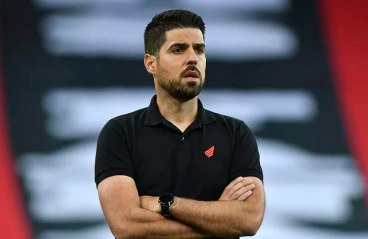 António Oliveira (Portugal) - 38 anos - Último clube: Athletico-PR - Desempregado desde setembro de 2021 - Chegou no Furacão em 2020 para ser auxiliar de Paulo Autuori. Assumiu como técnico na temporada de 2021, levou a equipe à semifinal da Sul-Americana e da Copa do Brasil, mas amargou resultados ruins, como a eliminação no Campeonato Paranaense para o Cascavel. 