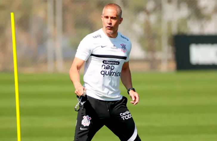 O Corinthians iniciou o ano com a expectativa de voltar a disputar a fase de grupos da Libertadores após quatro anos. O Timão manteve Sylvinho, mesmo contestado, no comando da equipe.