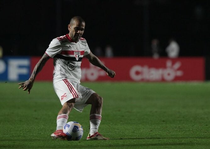 Daniel Alves - Clube: nenhum - Posição: Lateral-direito - Idade: 38 anos - Jogos no Brasileirão 2021: 6 - Situação: não atua mais pelo São Paulo.