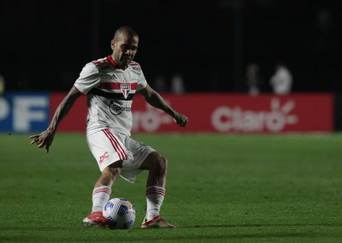 ESQUENTOU - Além do Flamengo, uma outra equipe é apontada para ser o destino de Daniel Alves caso ele consiga a rescisão contratual com o São Paulo. De acordo com o "Diário Olé", o River Plate chegou a consultar a situação do lateral-direito. O jornal argentino aponta que Dani Alves e Marcelo Gallardo, técnico do River, teriam conversado por telefone, mas não abriram nenhum tipo de negociação.