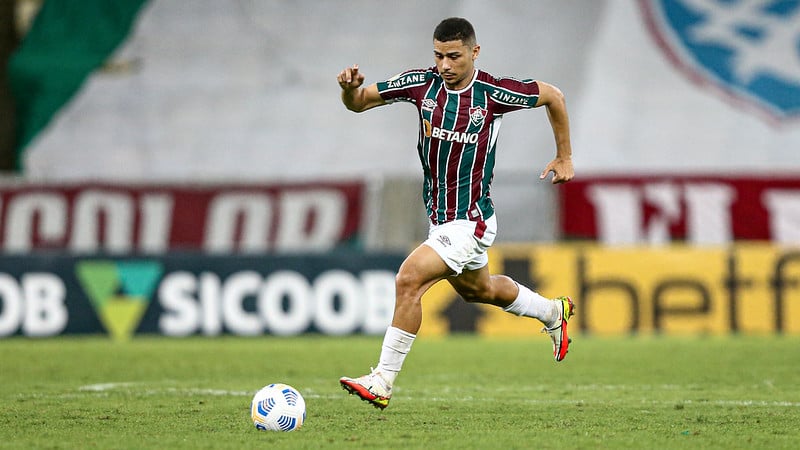 FECHADO - O Fluminense anunciou, na noite desta segunda-feira, a prorrogação do contrato do volante André até o fim de 2024. Revelado nas categorias de base do Tricolor, o jogador tinha vínculo até dezembro de 2023 e assinou a extensão do novo contrato, no CT Carlos Castilho.