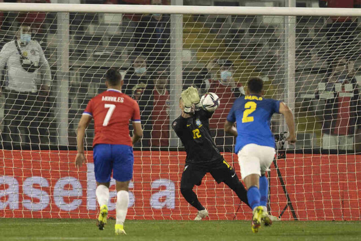 Em duelo pela nona rodada das Eliminatórias, o Brasil venceu o Chile no Monumental de Santiago por 1 a 0, com gol de Everton Ribeiro. Veja as notas dos jogadores da Seleção Brasileiras e os pontos positivos e negativos dos chilenos. (Por Rafael Marson - rafaelmunoz@lancenet.com.br)