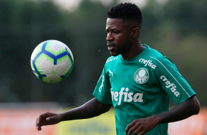 Ramires: eleito Bola de Prata da Placar em 2008 e jogador da temporada do Chelsea em 2011-2012, Ramires saiu de forma conturbada do Palmeiras em 2020, e segue em busca de um novo clube.