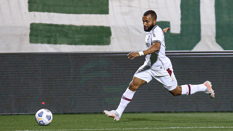 NÃO ROLOU - O Ceará tentou promover a volta do lateral-direito Samuel Xavier, que atualmente pertence ao Fluminense. O clube anunciou recentemente a contratação de Michel Macedo, mas o presidente Robinson de Castro admitiu, em entrevista ao programa Jogada 2º Tempo, da Rádio Verdinha, que houve uma conversa com o jogador tricolor para tentar tratar de uma negociação. No entanto, o Flu não tem interesse em liberar o atleta.