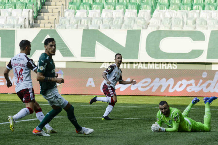 Depois de um longo intervalo sem jogos, o Flamengo voltou a campo em grande estilo. Na tarde deste domingo, o Rubro-Negro venceu o Palmeiras por 3 a 1, no Allianz Parque, em partida válida pela 20ª rodada do Brasileirão. A seguir, confira as notas (por João Alexandre Borges – joaoborges@lancenet.com.br):