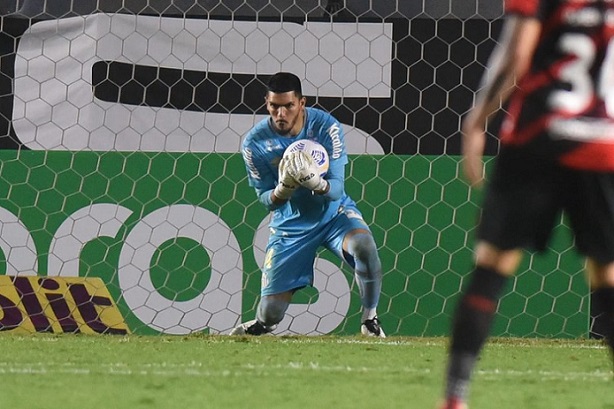 O Santos não conseguiu furar a defesa do Athletico Paranaense na Vila Belmiro e no final ainda tomou um gol. A derrota por 1 a 0 em casa decretou a eliminação da equipe nas quartas de final da Copa do Brasil. Um meio-campo improdutivo e o ataque ineficiente foram os principais problemas do time na queda. Confira as notas do Peixe no LANCE! (por Diário do Peixe).