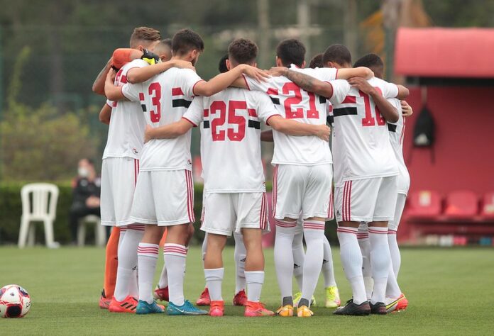 O São Paulo venceu o SC Brasil por 12 a 1, na última sexta-feira (17), pelo Campeonato Paulista Sub-20. Com a enorme vitória, o time alcançou a maior goleada de sua história na categoria jogando no CFA de Cotia. Veja os atletas que estiveram no jogo, como titulares ou como reservas. 