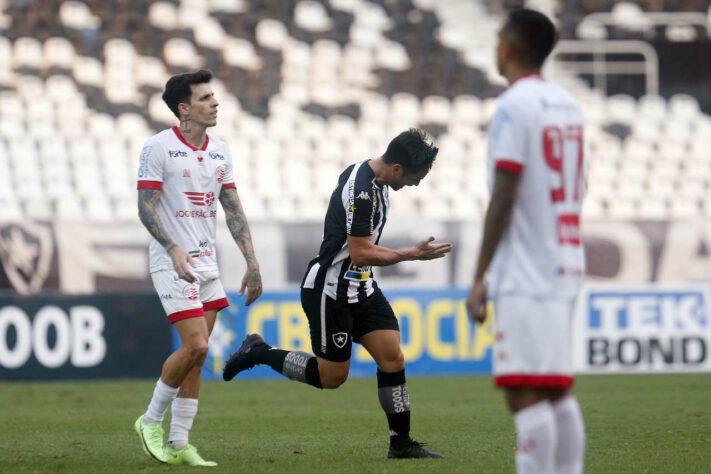 NÁUTICO - SOBE - JEAN CARLOS foi o melhor jogador do Náutico na partida. Marcou o gol e foi o cara do time no bom início de jogo da equipe. DESCE - A marcação do Náutico caiu no decorrer do jogo e o goleiro Alex Alves teve que trabalhar. O sistema defensivo da equipe parou as jogadas com faltas e três jogadores levaram o cartão amarelo.