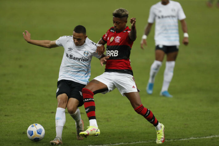 GRÊMIO - SOBE - Ferreirinha conseguiu fazer uma grande partida atuando pelo corredor esquerdo e fez Isla ser inoperante em campo. DESCE - Muitas faltas cometidas. Foram 4 cartões amarelos recebidos pelo time do Grêmio.