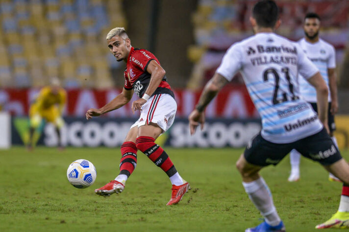 O Flamengo foi derrotado pelo Grêmio por 1 a 0, no Maracanã, pela 21ª rodada do Brasileirão. O Rubro-Negro teve uma atuação bem abaixo de seu nível. O gol da vitória foi marcado por Borja. No final da partida, Diego Alves ainda pegou um pênalti mas a equipe não conseguiu chegar ao gol de empate. O LANCE! traz as notas e os destaques da partida. Por Tiago Tassi (tiagomontes@lancenet.com.br).