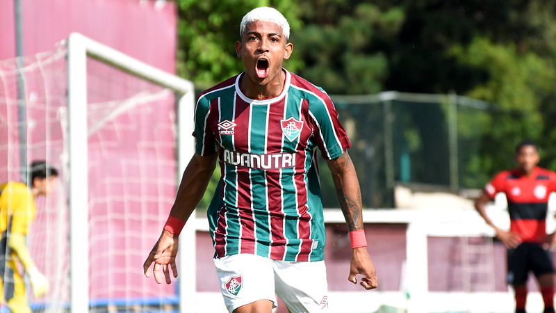 FECHADO - O atacante John Kennedy renovou o seu contrato com o Fluminense até o fim de 2025. O moleque de Xerém, de 19 anos, que antes tinha vínculo até dezembro de 2024, agora teve a sua multa rescisória para o mercado internacional reajustada de €40 milhões para €50 milhões (R$ 316 milhões na cotação atual). A informação foi inicialmente divulgada pelo portal "GE".