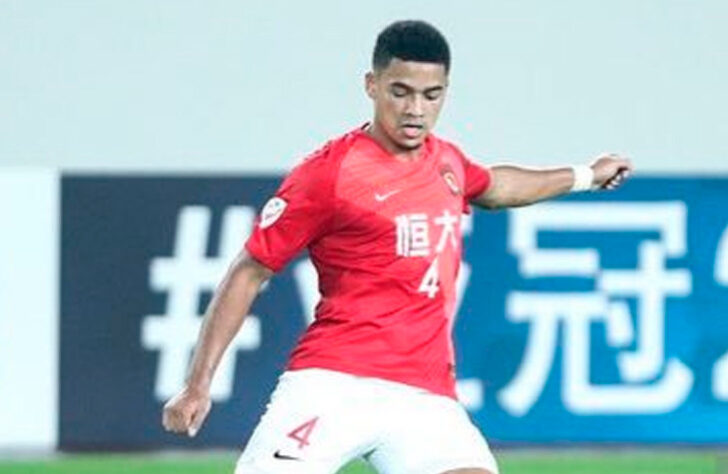 Tyias Browning - Posição: Zagueiro - Idade: 27 anos - Nacionalidade: Inglês naturalizado chinês - Período no Guangzhou FC: 09/07/2019 até atualmente - Desempenho pelo Guangzhou FC: 48 jogos - Contrato com o Guangzhou FC até: 31/01/2024.