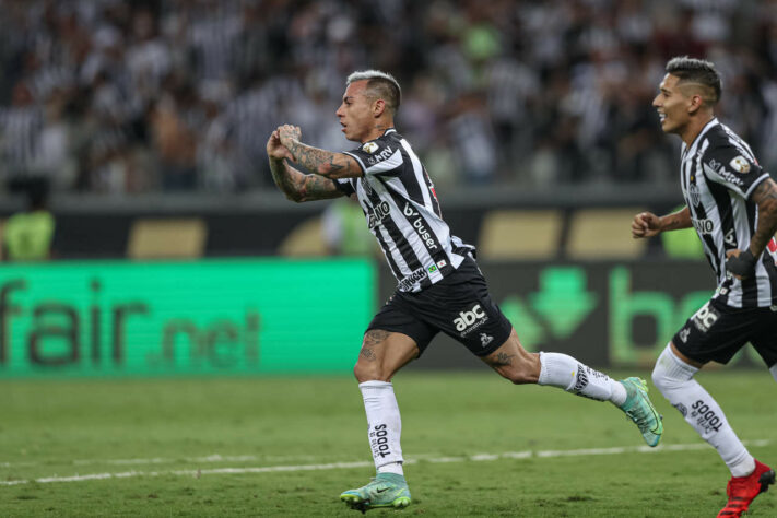 Em jogo válido pelo jogo de volta da semifinal da Copa Libertadores 2021, o Atlético-MG empatou com o Palmeiras no Estádio Mineirão pelo placar de 1 a 1 e foi eliminado do torneio. Nathan Silva falhou feio no gol do Palmeiras e sai como principal culpado pelo empate. Confira as notas do Atlético-MG no LANCE! (por Redação São Paulo) 