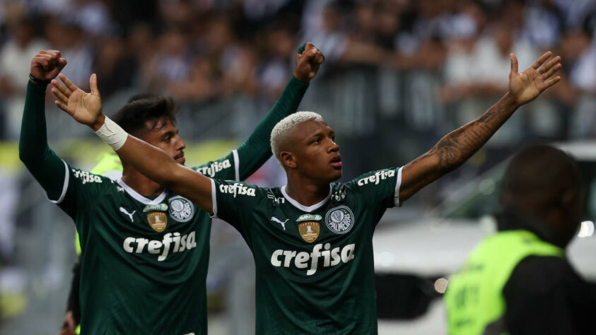 O Palmeiras defende, nesta terça-feira, contra o Athletico-PR, em Curitiba, a maior série invicta como visitante da história da Libertadores. Até aqui são 20 jogos seguidos sem perder fora de casa pela competição. A última derrota foi em 2019, para o San Lorenzo-ARG, pela fase de grupos. De lá para cá, são 14 vitórias e seis empates. Confira, na galeria a seguir, todos os jogos dessa sequência invicta. A conta não leva em consideração as finais das Libertadores de 2020 e 2021, disputadas fora do Allianz Parque, mas em campo neutro.