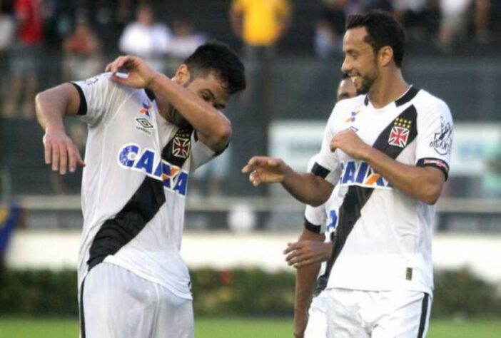 22º - Vasco 4x3 Bahia - Brasileirão 2016 - Em um jogo movimentado, Nene marcou seu primeiro gol contra os baiano ao acertou um belo chute de fora da área. 