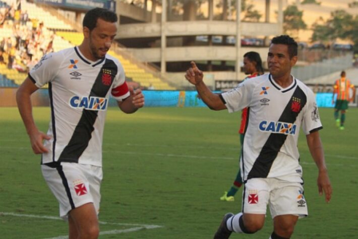 27º - Vasco 1x1 Sampaio Corrêa - Brasileirão 2016 - Reencontrando a Bolívia Querida, adversário em que fez um hat-trick no primeiro turno, o meia marcou mais uma vez. Em uma cobrança de pênalti, o camisa 10 se aproximava da marca dos trinta gols com a camisa do Vasco.