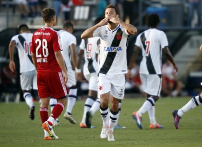 32º - Vasco 1x0 River Plate - Floria Cup 2017 -Em uma cobrança magistral, à lá Juninho Pernambucano, Nene marcou o gol da vitória contra os argentinos e fez o vascaíno revisitar a semifinal da Libertadores 98.