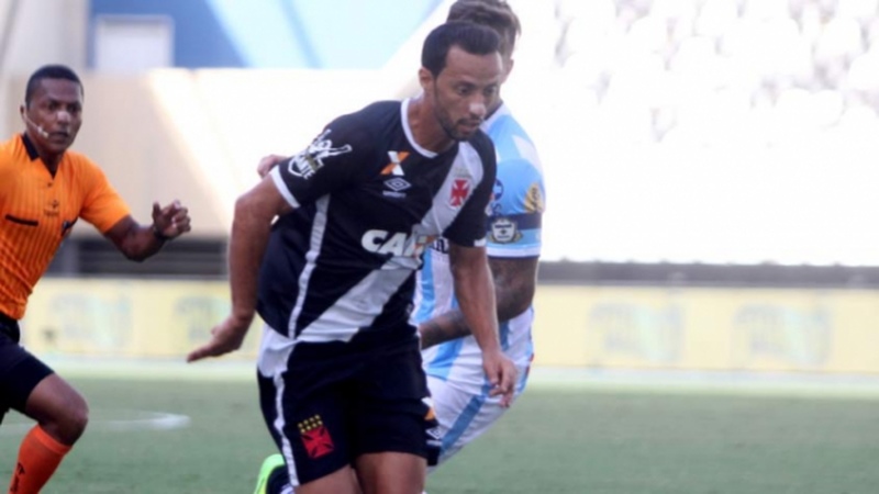 37º - Macaé 2x2 Vasco - Carioca 2017 - Em um bonito gol, Nene recebeu na entrada da área, tirou o zagueiro, e acertou o canto. A partida, realizada no Nilton Santos, ficou marcada por conta da estreia do atacante Luís Fabiano com a Cruz de Malta no peito. 