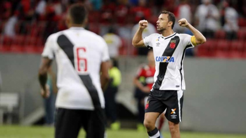 38º - Flamengo 2x2 Vasco - Carioca 2017 - Sob forte chuva no Mané Garrincha, Nene marcou de pênalti diante do rival. 