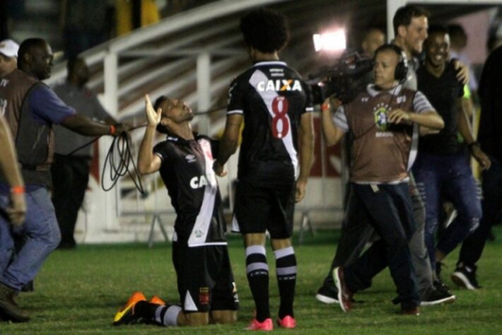 39º - Vasco 3x2 Fluminense - Carioca 2017 - Na abertura da terceira rodada, a equipe jogou bem e derrotou o rival.  No último lance do jogo, Nenê recebeu passe na área e chutou cruzado.