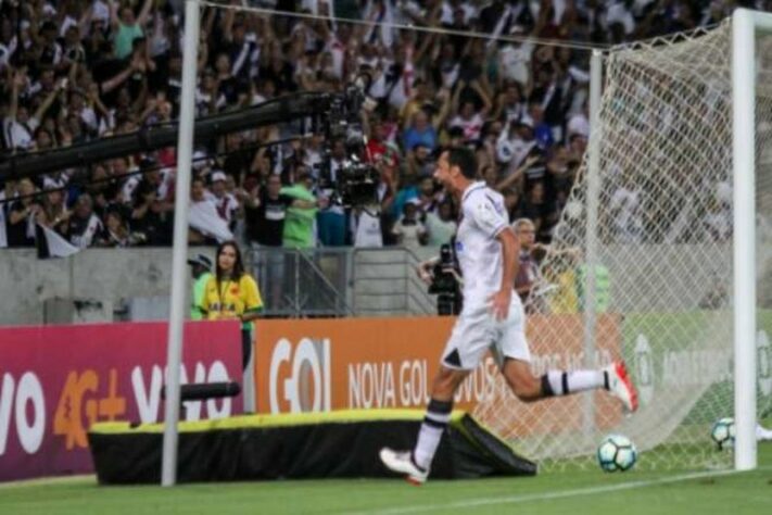 42º - Vasco 1x0 Botafogo - Brasileirão 2017 - Em mais um clássico, Nene garantiu a vitória sobre o Glorioso com um bonito chute de fora da área. 