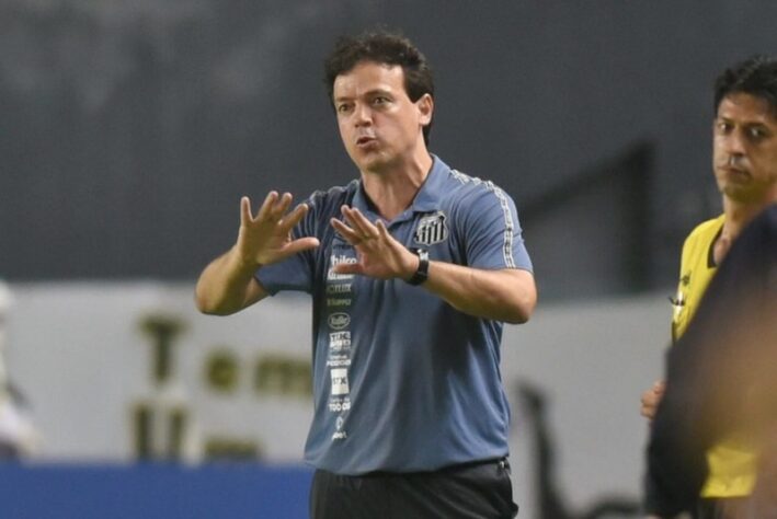 Santos (2021) - Fernando Diniz fez sua estreia no comando técnico do Peixe, no dia 11 de maio, pela Copa Libertadores, diante do Boca Juniors, na Vila Belmiro. Os resultados não vieram, a equipe foi eliminada da Copa Sul-Americana, e depois da derrota para o Cuiabá, o técnico foi demitido. Foram 31 partidas à frente do Peixe, com 11 vitórias, oito empates e 12 derrotas.