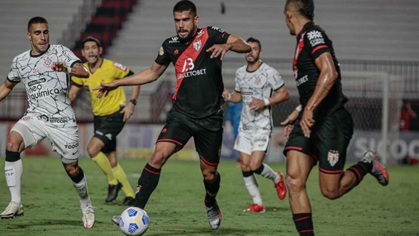 Atlético-GO - Sobe: Dominou grande parte do segundo tempo e rondou a área de Cássio a todo momento. / Desce: Faltou maior poder de decisão e finalizar mais no gol, não tendo muita ousadia.