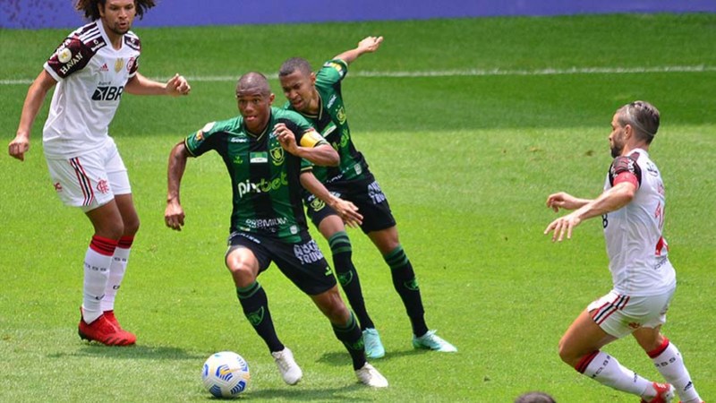 América MG-  Sobe: Ademir e Zárate foram os jogadores mais perigosos do Coelho ao longo do jogo. Alê marcou o gol do empate ao subir com facilidade e cabecear no canto. / Desce: Apesar de jogar em casa, a equipe mineira pouco finalizou ou levou perigo à meta do goleiro rubro-negro.  