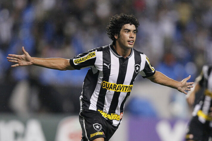 2013 - Bruno Mendes. Após boas atuações em 2012, a camisa 7 foi confiada ao atacante.