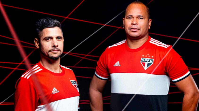 2021 - O São Paulo lançou sua terceira camisa para a temporada. Enquanto os uniformes um e dois do tricolor homenageavam as origens do time, inspirados pelo verso de seu hino, “De São Paulo tens o nome”, o terceiro lançamento foca em um trecho ainda mais marcante, “Amado clube brasileiro”.