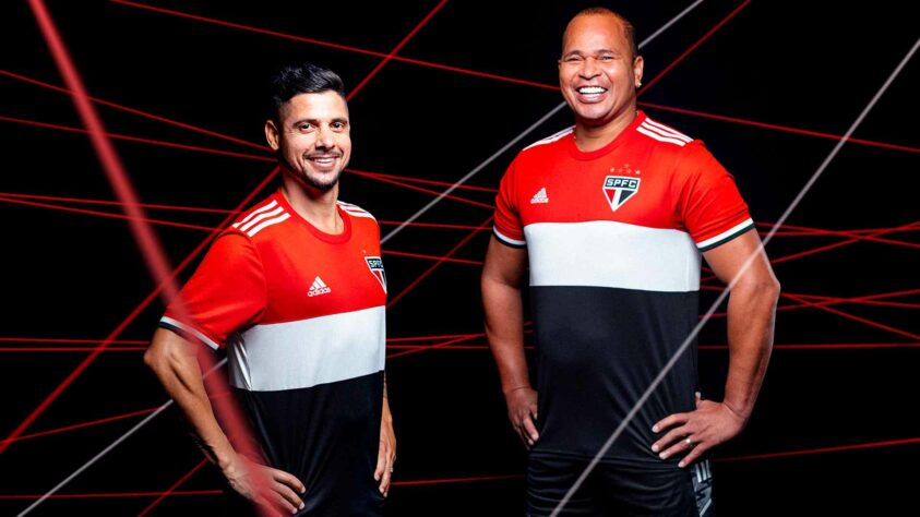 Cicinho e Aloísio posam com a nova camisa do São Paulo.