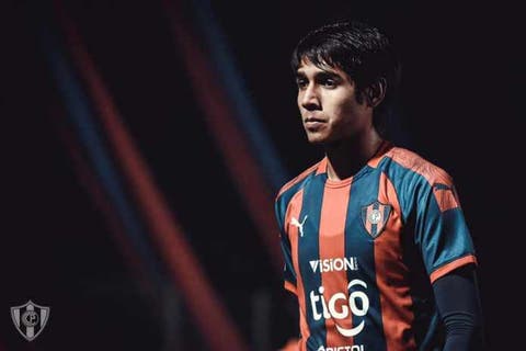 ESQUENTOU - O zagueiro Alexis Duarte, do Cerro Porteño, é um dos nomes no mercado sul-americano em pauta no Vasco. Para contar com o atleta de 22 anos, o Cruz-Maltino precisa desembolsar cerca de 4 milhões de dólares (R$ 21,2 milhões). Além disso, contará com a concorrência do Athletico-PR. A informação foi publicada pelo "Arena Cruzmaltina" e confirmada pelo LANCE!.