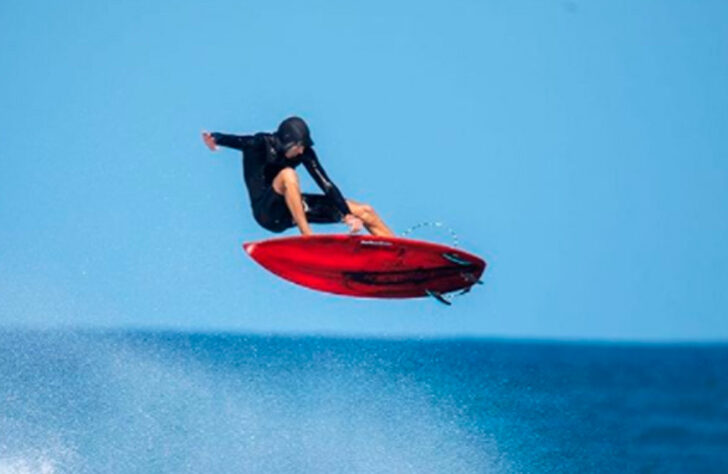 Mas Medina não foi o primeiro surfista a realizar a manobra. Em 2010, Timmy Curran, ex-competidor profissional, foi o primeiro a acertar o backflip no surfe. Um ano depois, Flynn Novack (foto) completou a manobra após oito anos treinando.