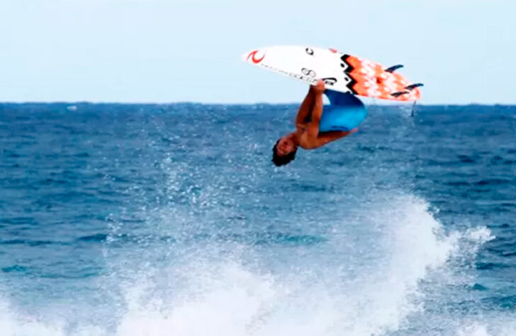 O backflip consiste em um giro acrobático para trás, no qual o atleta deve terminar a manobra sobre o equipamento do esporte. No caso de Medina, não é o primeiro backflip do brasileiro. Em 2016, no Rio Pro, Medina cravou um lindo backflip, que lhe rendeu nota 10 dos juízes.