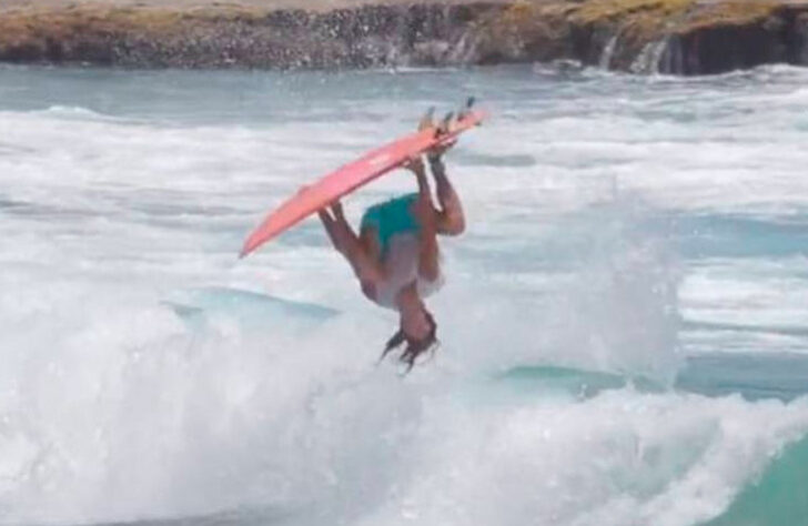 Em 2017, o free surfer Hector Santamaria conseguiu acertar uma variação do backflip, e deu o apelido da manobra de "Flippy Moppy Flip".