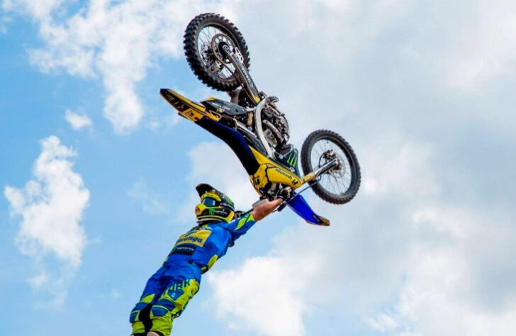 Na motocross, muitos pilotos se arriscam em busca do backflip perfeito. O americano Carey Hart, nos Gravity Games de 200, foi o primeiro a fazer.