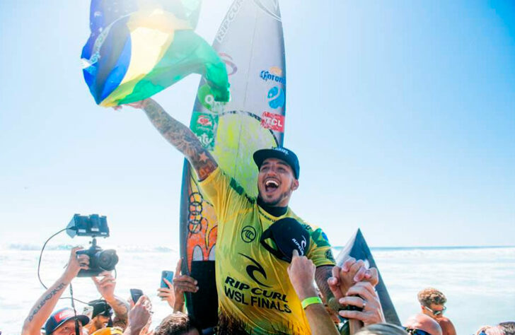 Gabriel Medina bateu Filipe Toledo na decisão do WSL Finals, em Trestles, na Califórnia (EUA), e conquistou o tricampeonato mundial na categoria. Na segunda bateria, Medina acertou um backflip, que rendeu nota 9,03 e o título. O LANCE! traz um pouco mais sobre a história desta rara manobra dos esportes radicais.