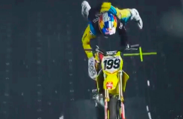 Travis Pastrana, lenda do motocross, nos X Games de 2006, trouxe uma nova dimensão para a manobra, executando um giro duplo para trás, chamado de "Double BackFlip".