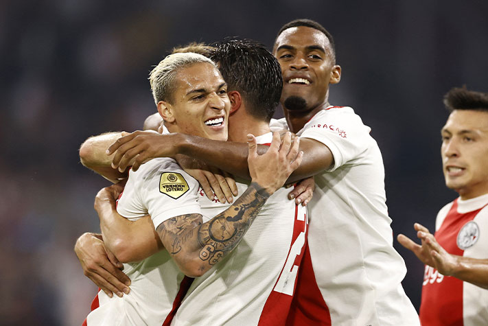 O Ajax venceu o Twente, pelo Campeonato Holandês, por 5 a 0. O brasileiro Antony distribuiu uma assistência na partida.