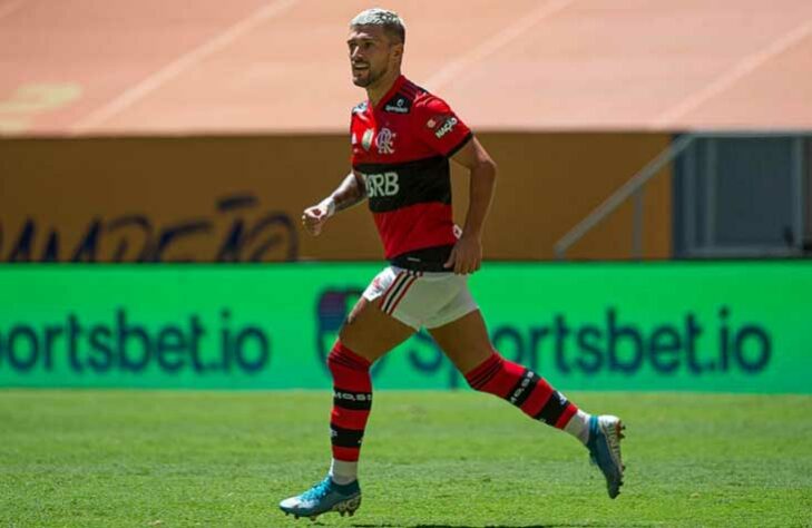 ESQUENTOU - Depois de acertar as renovações de Diego Alves, Filipe Luís e Diego, a diretoria do Flamengo terá o caminho livre para, enfim, costurar acordo com outro jogador fundamental da equipe: Giorgian De Arrascaeta. Apesar do vínculo do meia estar longe do fim - é válido até dezembro de 2023 -, a prorrogação e a valorização do uruguaio está na pauta da  direção do Rubro-Negro há meses. Ciente da importância e da qualidade de Arrascaeta, a diretoria trata o assunto internamente. O fato do jogador ter contrato por mais duas temporada dá à direção do Fla a tranquilidade para levar o assunto sem decisões precipitadas.